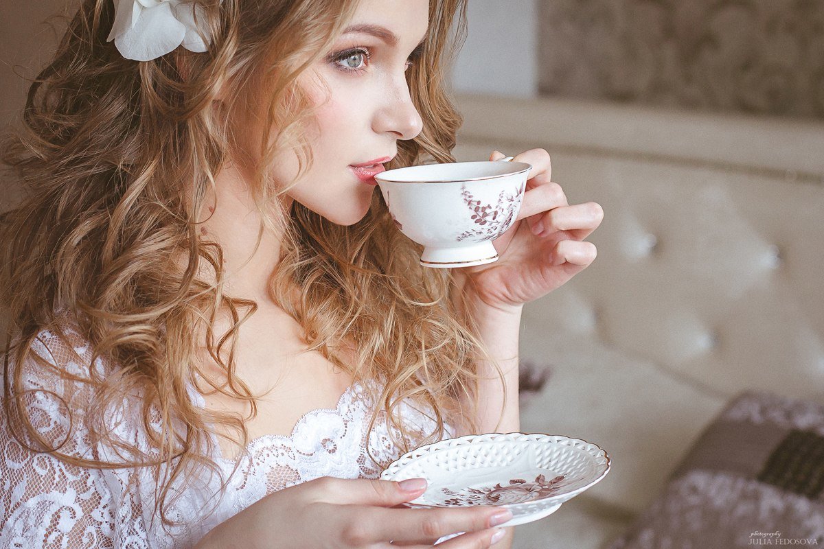 Красивый попить. Девушка с кофе. Девушка с чашкой кофе. Девушка чай. Женщина с чашкой чая.